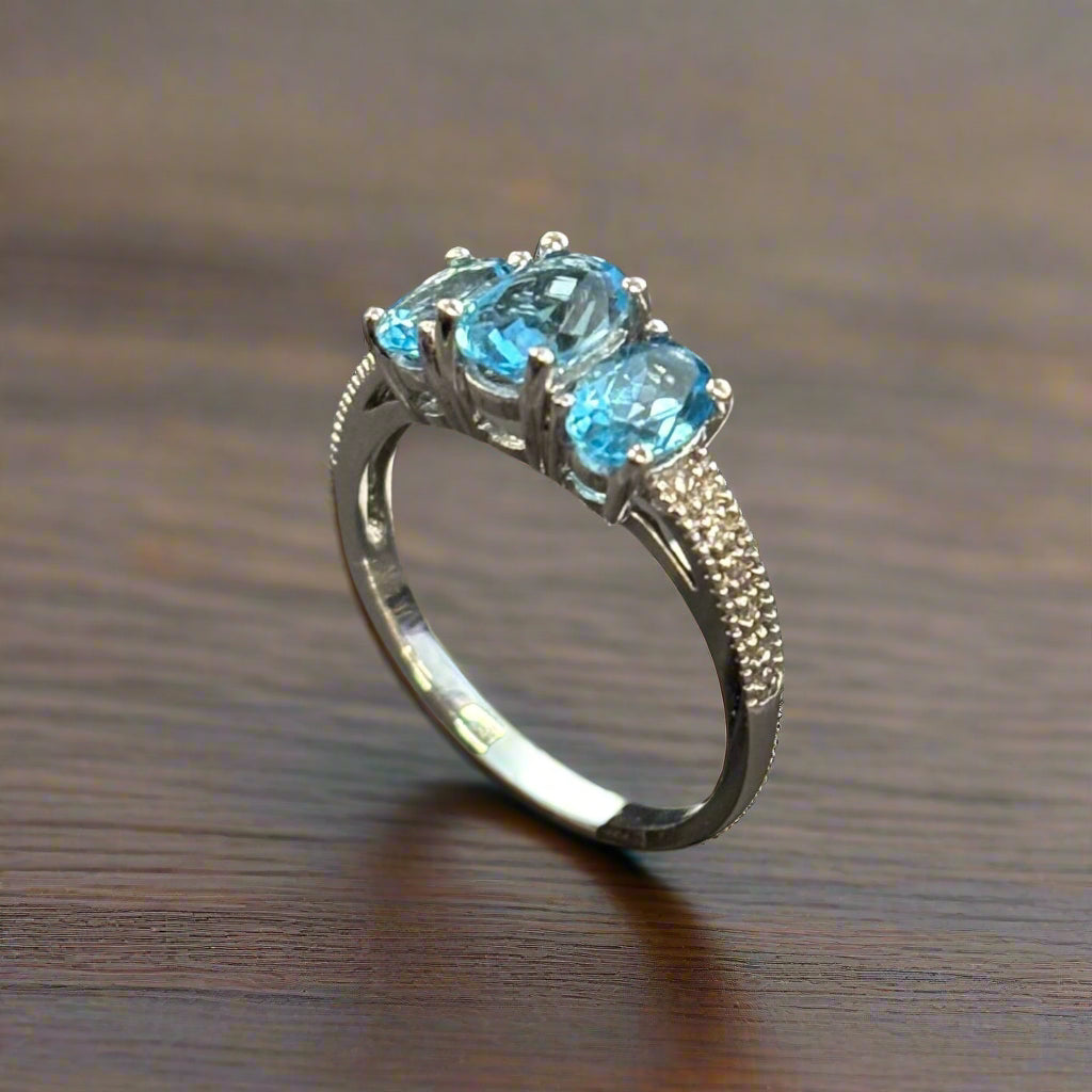 10K White Gold Topaz & Diamond 0.04cttw Ring