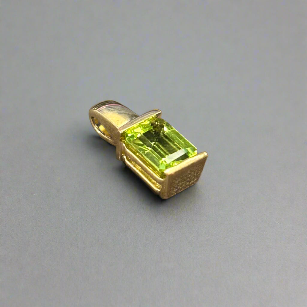 10k Yellow Gold Estate Peridot Pendant 8x6mm