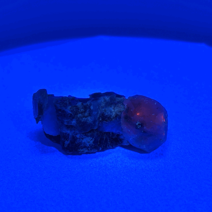 Fluorescent Hackmanite & Calcite on Quartz, 46.69gr, 53x35x23mm