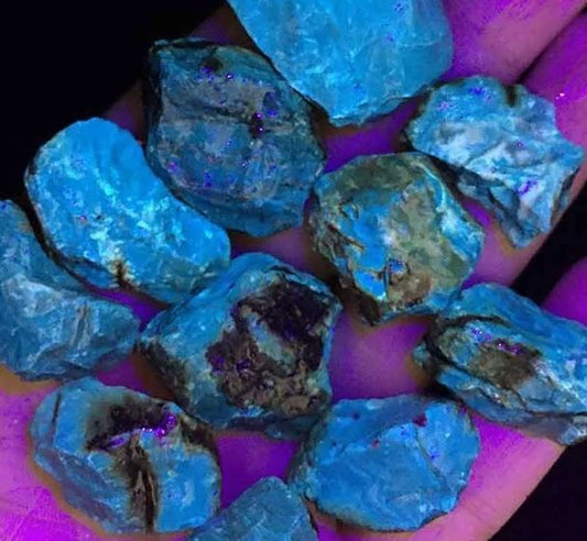 Ever seen Mozambique Amber under a black light? What causes it to be fluorescent?
