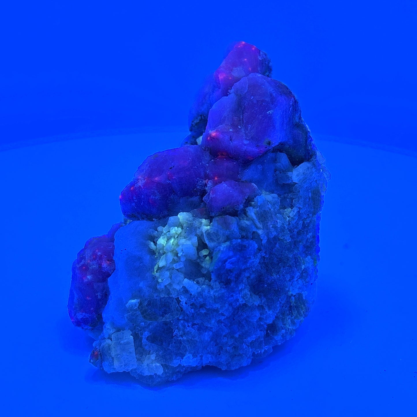 Fluorescent Hackmanite Quartz, Pakistan, 130.50gr