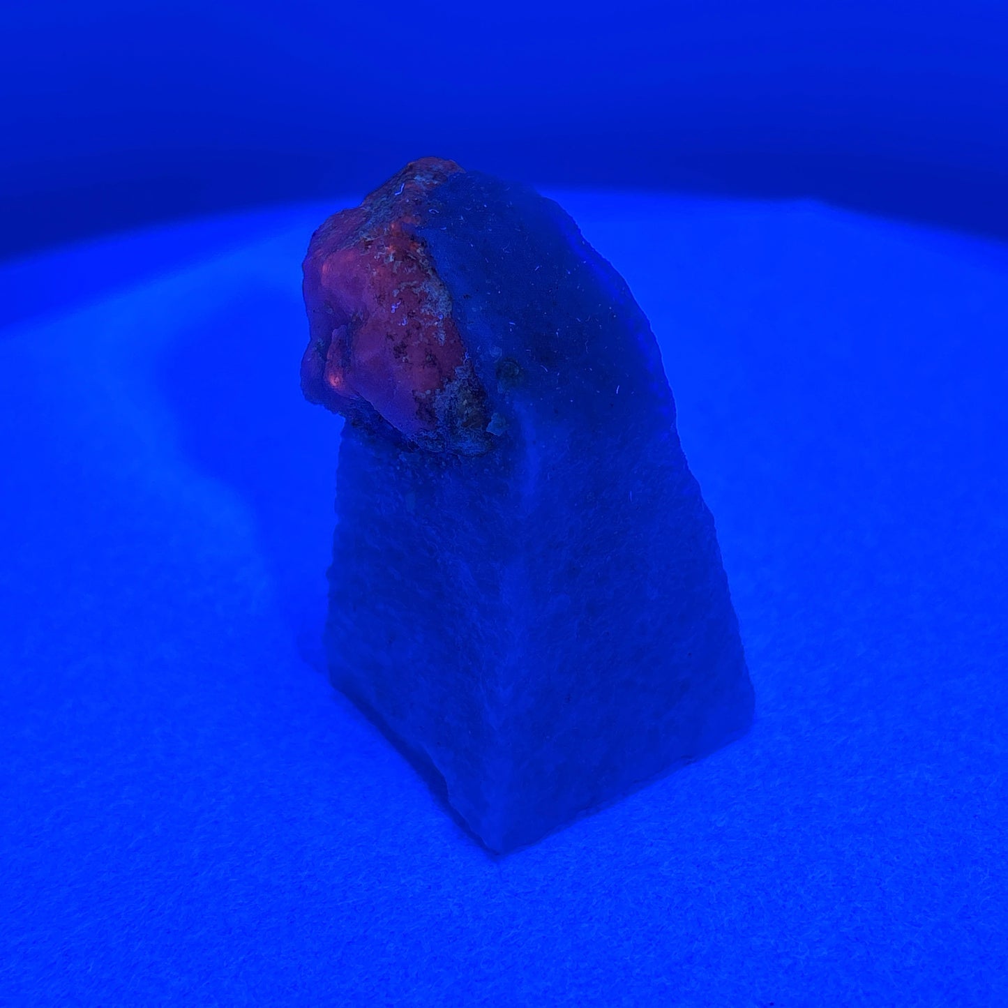 Fluorescent Hackmanite on Quartz, 71.15gr, 30x32x46mm
