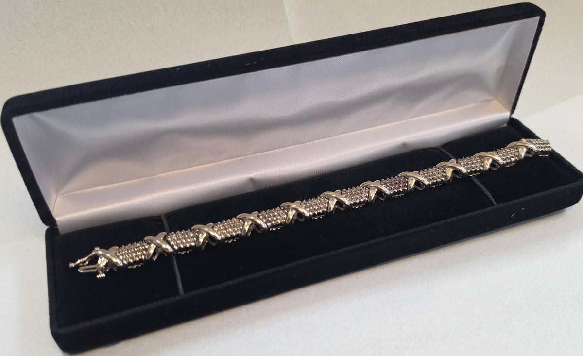 4cttw natural diamond "Hugs and Kisses" tennis bracelet, 10k Yellow Gold 28.13gr, 20cm long