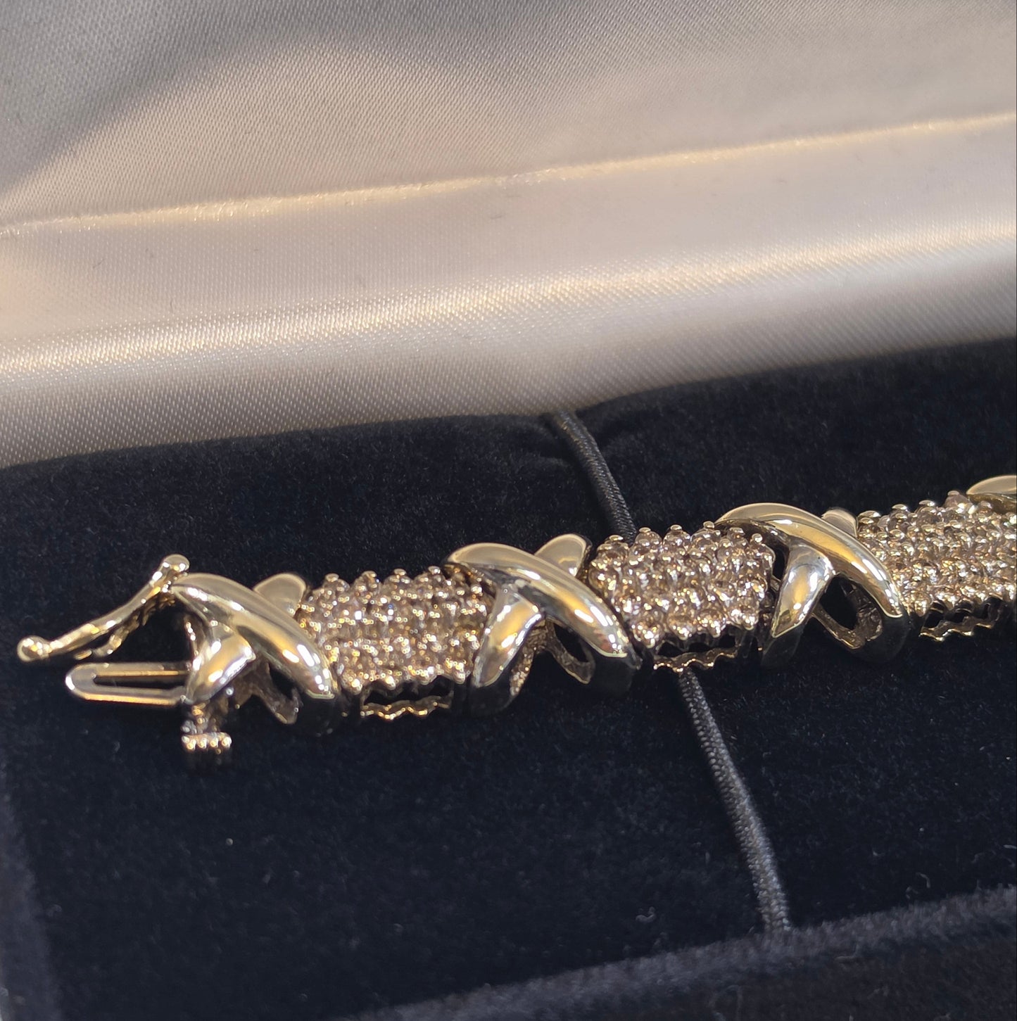 4cttw natural diamond "Hugs and Kisses" tennis bracelet, 10k Yellow Gold 28.13gr, 20cm long