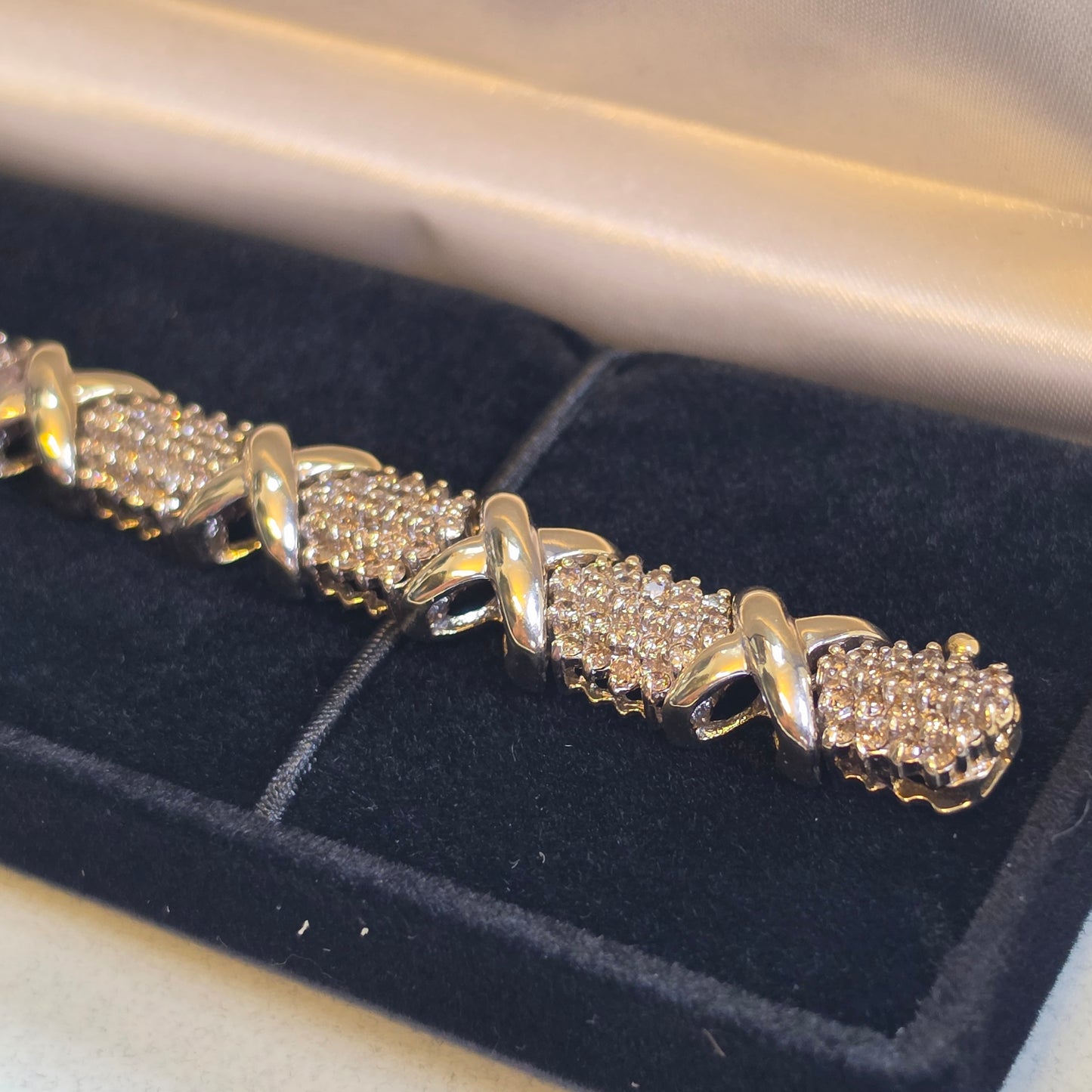 4cttw natural diamond "Hugs and Kisses" tennis bracelet, 10k Yellow Gold 28.13gr, 20cm long