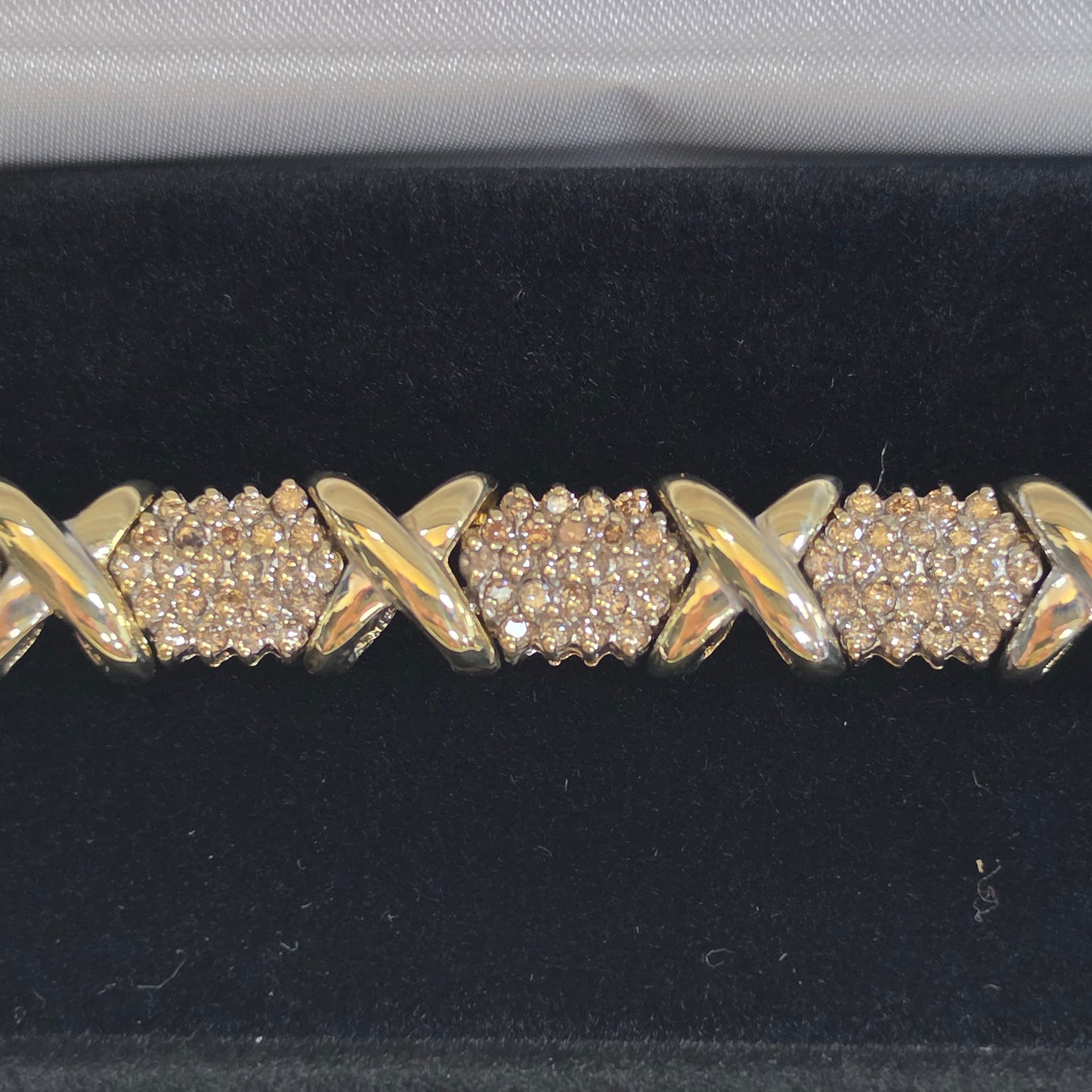4cttw natural diamond "Hugs and Kisses" tennis bracelet, 10k Yellow Gold 28.13gr, 20cm long