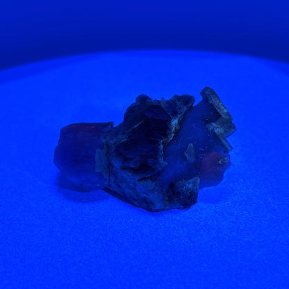 Fluorescent Hackmanite & Calcite on Quartz, 46.69gr, 53x35x23mm