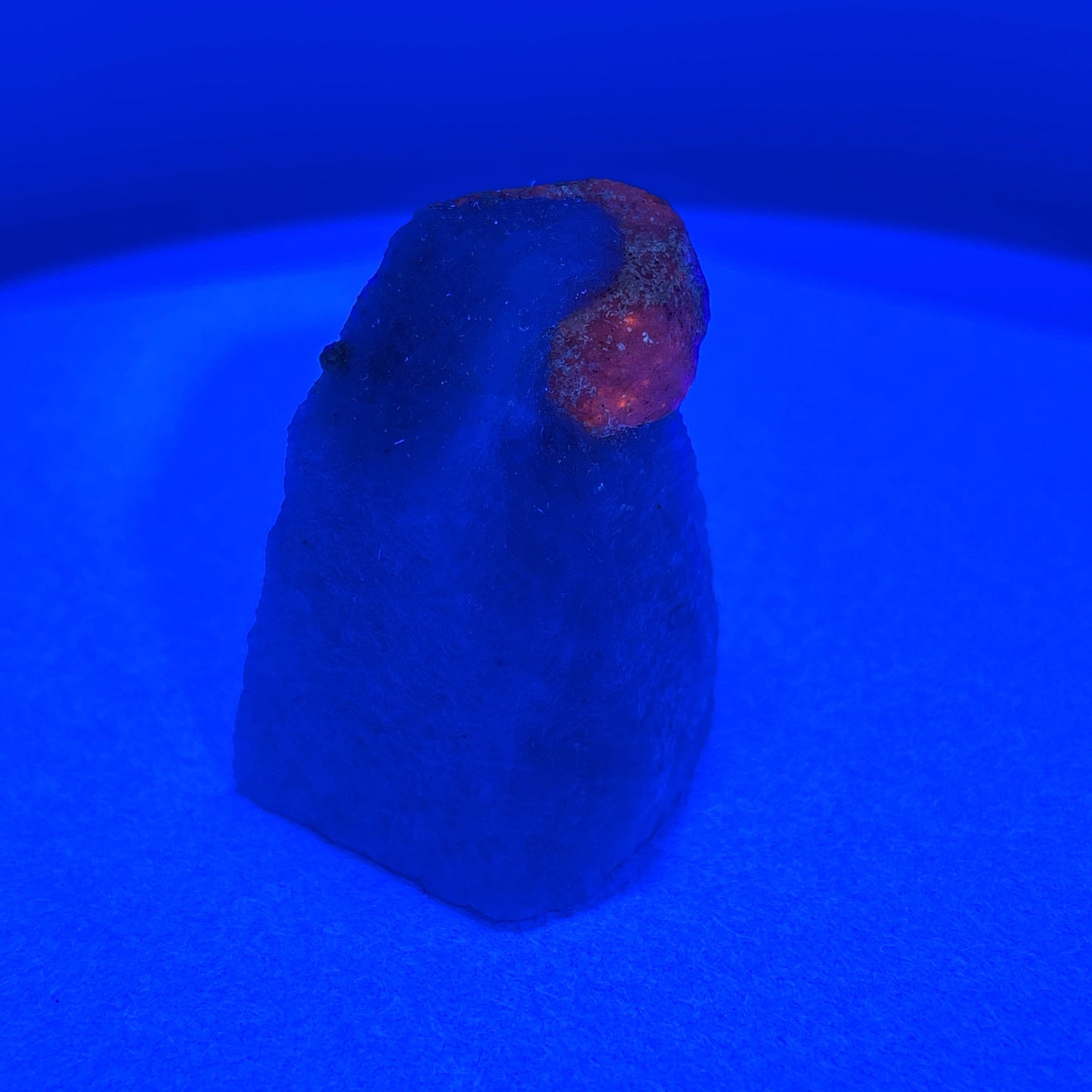 Fluorescent Hackmanite on Quartz, 71.15gr, 30x32x46mm