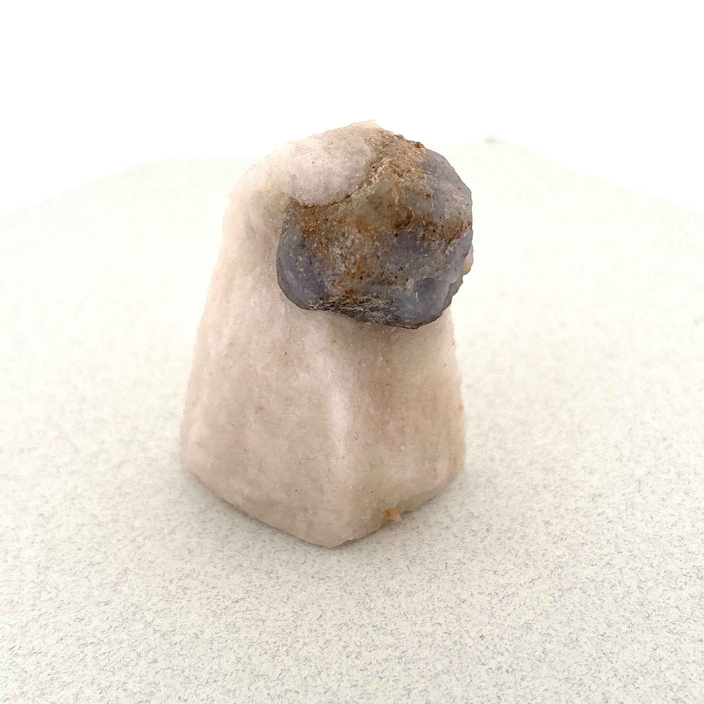 Fluorescent Hackmanite on Quartz, 71.15gr, 30x32x46mm