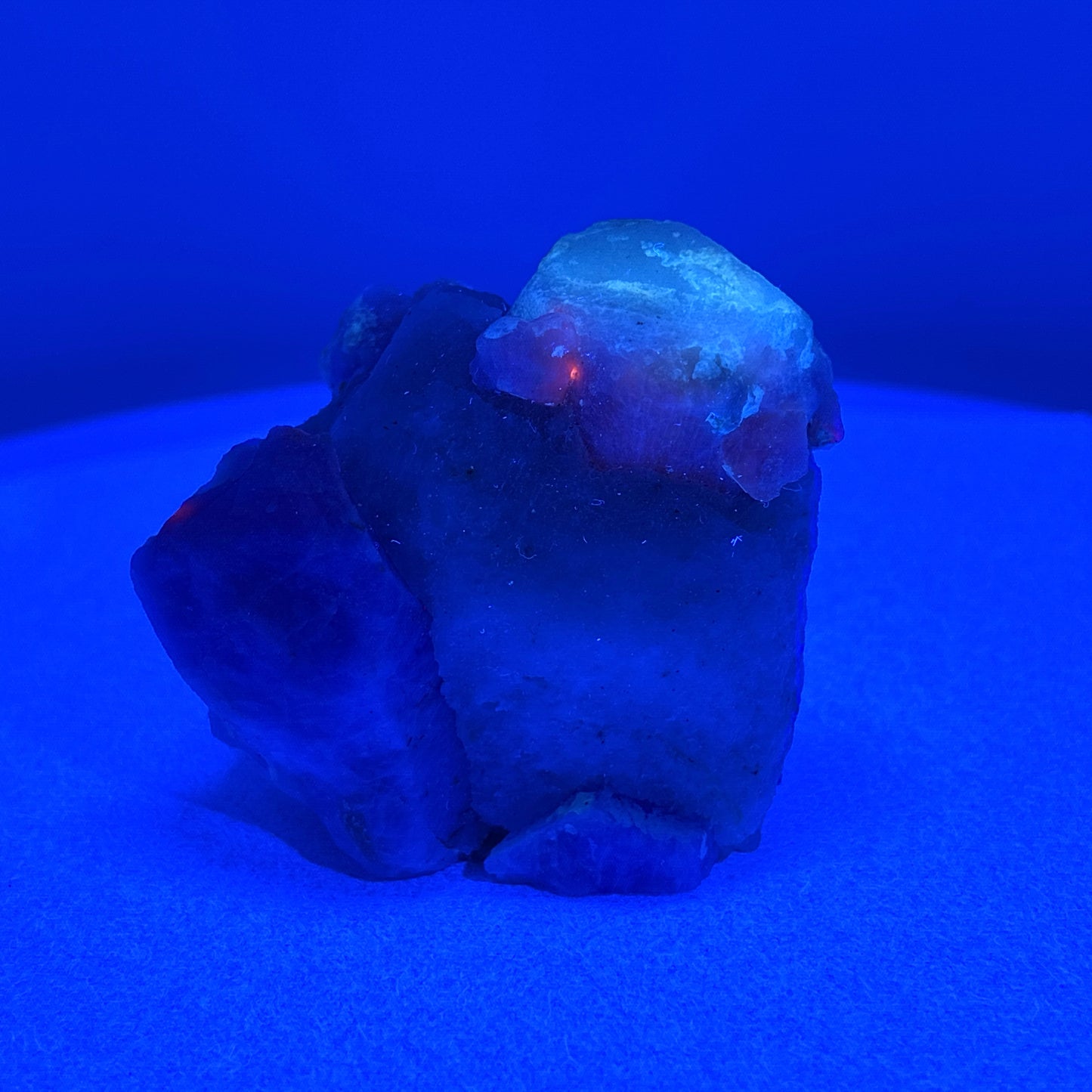 Fluorescent Hackmanite on Quartz, Pakistan, 84.55gr
