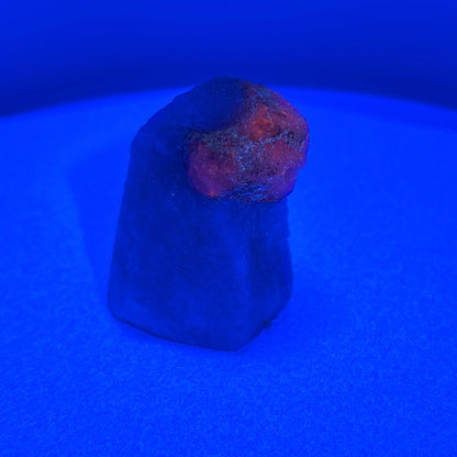 Fluorescent Hackmanite on Quartz, 71.15gr, 30x32x46mm