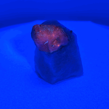Fluorescent Hackmanite on Quartz, 71.15gr, 30x32x46mm